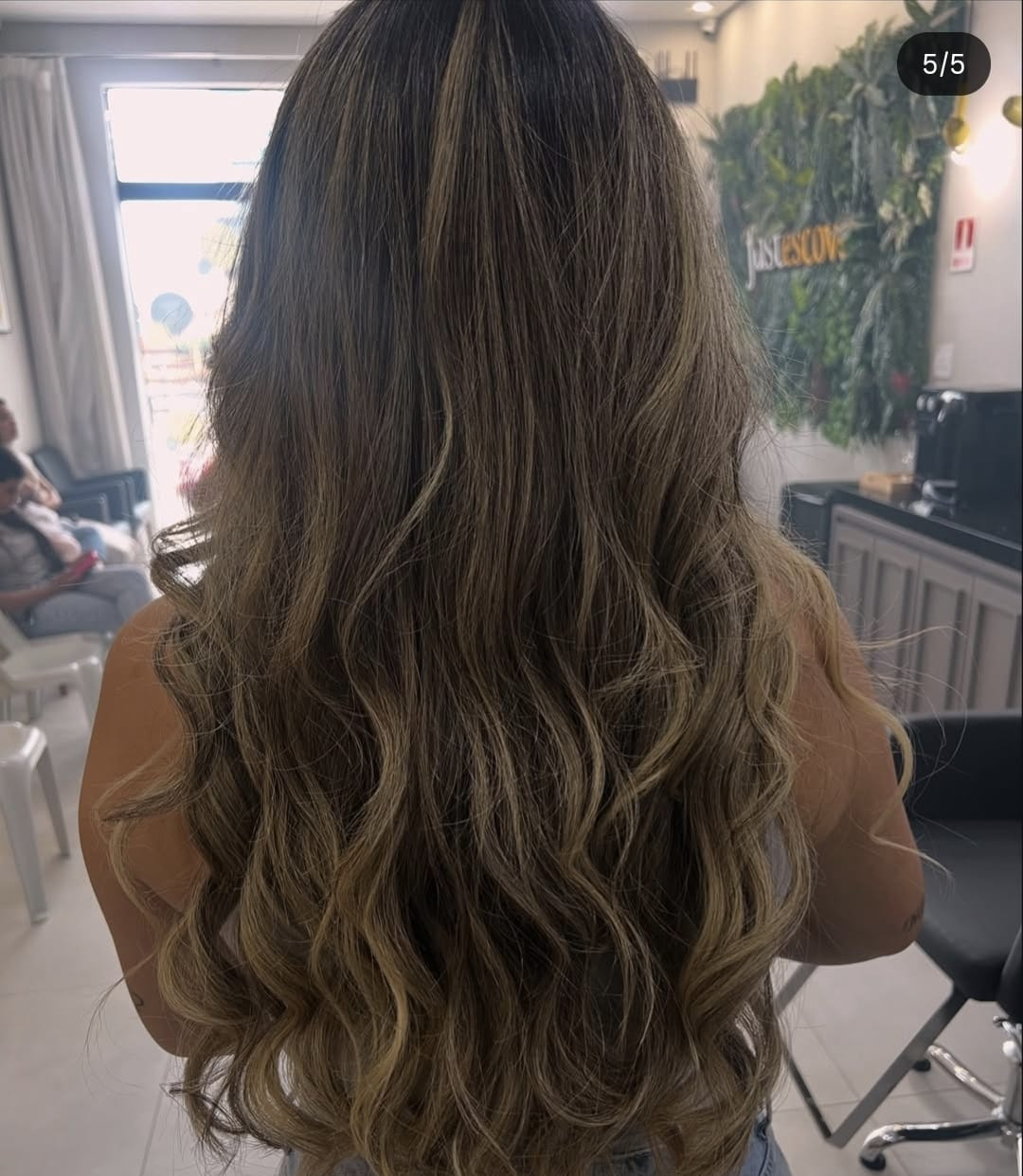 Cabelo longo com mechas e ondas, finalizado no salão
